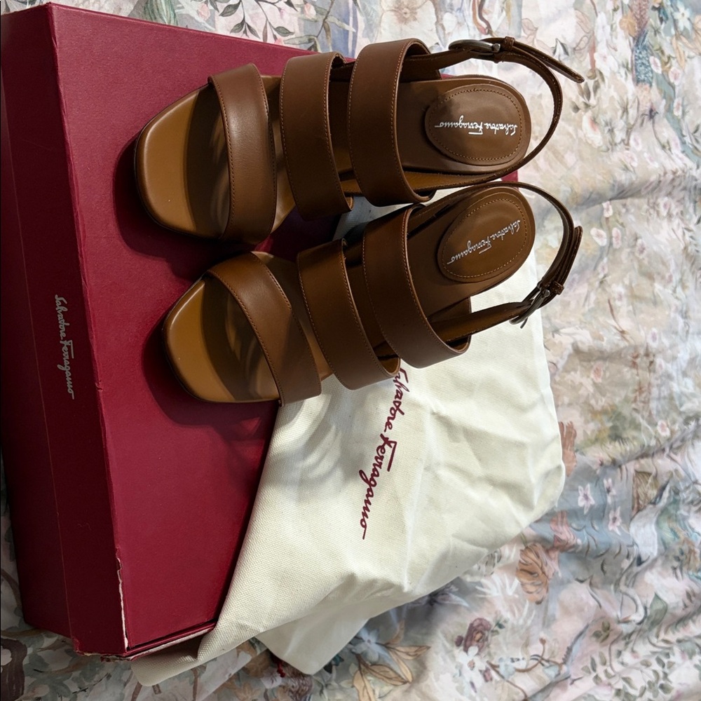 NWT Salvatore Ferragamo Women's Tan Sandals